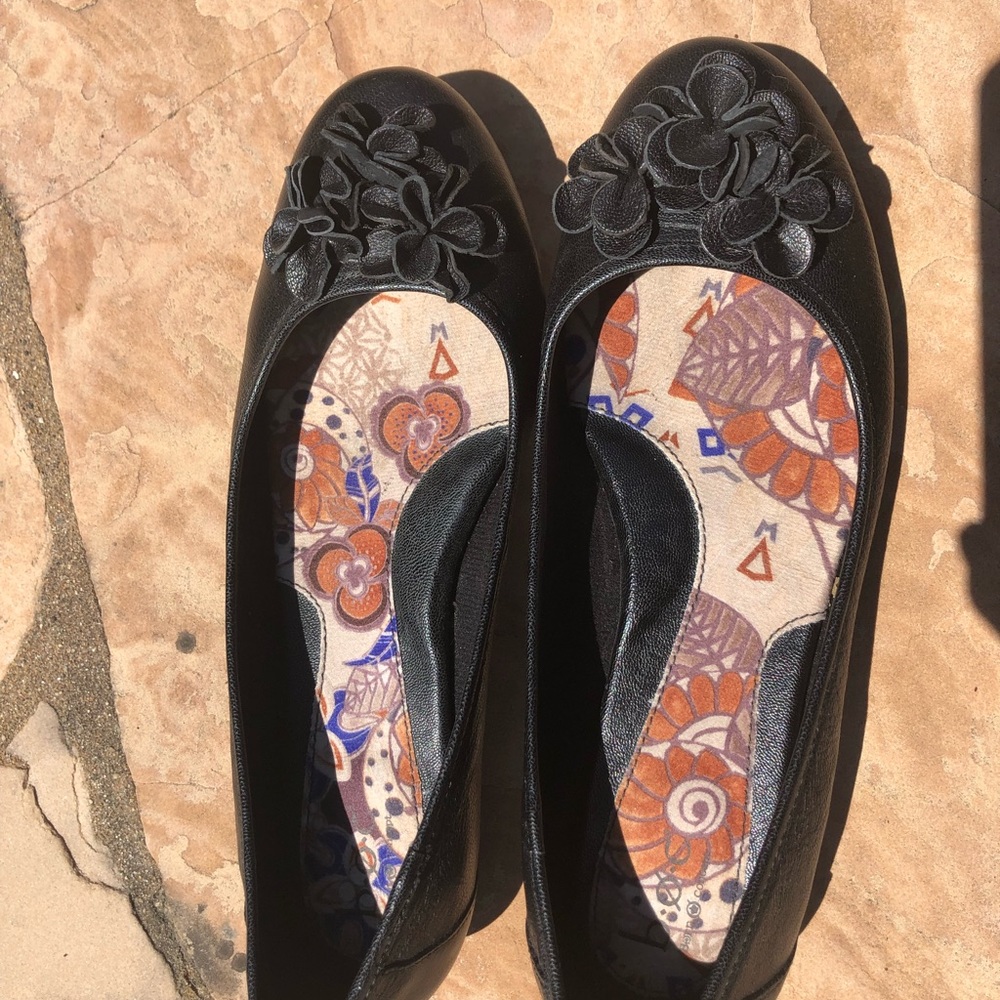 B.o.c black leather flat with flowers details